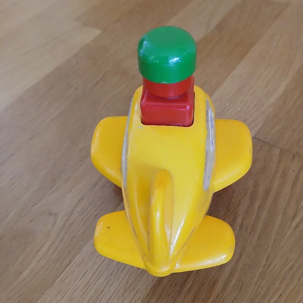 Tomy airplane pull